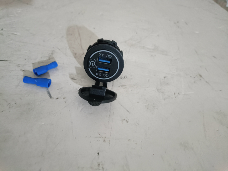 HC-B-65047 UNIVERSAL AUTO USB CHARGER SOCKET STAND