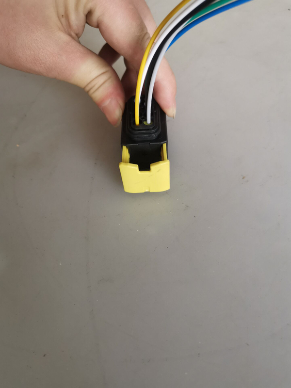 HC-B-66077 Auto Bus accessory universal plug connector with wire
