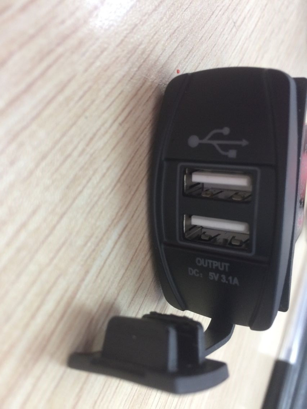 HC-B-65013 BUS USB CHARGER WITH LIGHT CE CERTIFICATE 