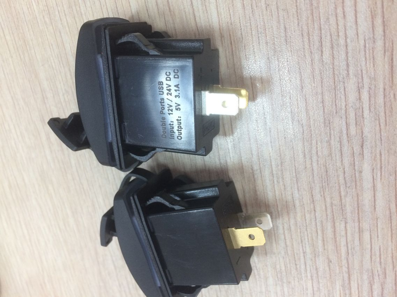 HC-B-65013 BUS USB CHARGER WITH LIGHT CE CERTIFICATE 
