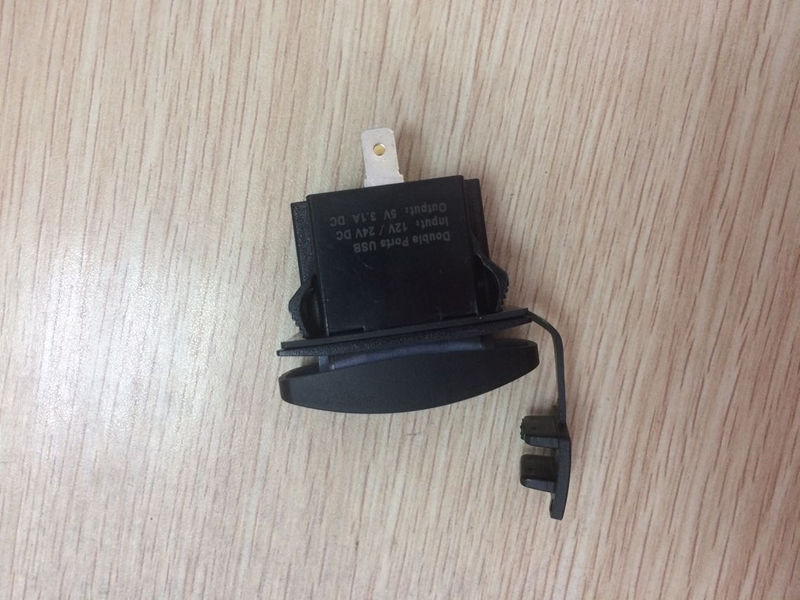 HC-B-65013 BUS USB CHARGER WITH LIGHT CE CERTIFICATE 